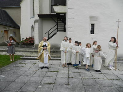 Pfarrer Tomski und Ministrant_innen                               